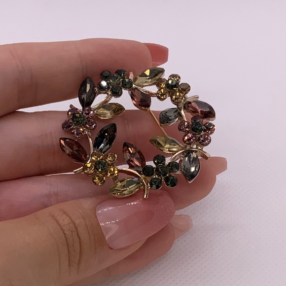 Elegant Brooch with different shiny cubic zirconia crystals - Picture 3 of 8